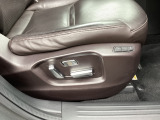 シートメモリー機能を備える10WAYパワーシートを装備!体格や好みに応じたポジションをスムーズに調整できます。