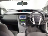 デザインもよく、居心地のよい運転席ですね。分かりやすいスイッチ類ですから操作もしやすく運転をサポートします。ぜひご来店いただき、実際にお座りいただいてステアリングを握ってみてください!