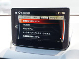 こちらのお車には先進安全装備が多数搭載されています。衝突被害を回避あるいは軽減するためのブレーキや、後方死角からの接近警報、車線逸脱を防止する警報装置など、詳しくはスタッフまでお尋ねください。