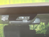 【三菱e-Assist】走行中に前方の車両等を認識し、衝突しそうな時は警報とブレーキで衝突回避と被害軽減をアシスト。より安全にドライブをお楽しみいただけます。