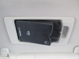 ETC車載機は専用ボックスにてバイザー裏に隠れて装着されております。トップシーリング(天井)の状態もご覧ください。きれいな状態となっております。