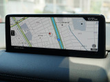 マツダコネクトの10.25インチワイドセンターディスプレイです。『Android Auto』『Apple CarPlay』や独自のコネクテッドサービスに対応したインターフェイスシステムです。