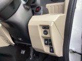 普通充電はフタを直接押し、急速充電は車内のボタンを操作して開け、あとは充電コネクターを差すだけで充電開始します。簡単な充電操作と、フタの開け方を変えることで差し間違いを防げる安心感。