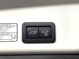 【パワーバックドア】スマートキーや運転席のボタンを押すだけでリアゲートが自動で開閉します!荷物を持っている時や、高い位置にあるバックドアを閉める際に便利な機能です♪