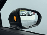 ●アウディサイドアシスト『後方の死角を並走する車両を検知しドアミラーの内側のLEDが点灯。ドライバーに注意を促し事故を未然に防ぐシステムです。』