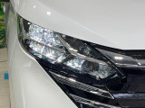 【LEDヘッドライト】悪天候や夜間走行時も良好な視界を確保し安心して運転できる高輝度LEDヘッドライトを装備!点灯速度が早く、消費電力も抑えられています。
