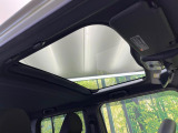 【ガラスルーフ】ガラスルーフ搭載で車内の解放感が一気にアップ!開放的なドライブをお楽しみいただけます。