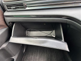 【グローブボックス】大容量のグローブボックスです!!車検証ケース他、日頃使う小物類の収納スペースもたくさんあります!