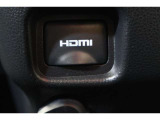 音声と映像が1本のケーブルで伝送できる便利なHDMIを装備しています。iPhoneやスマートフォンの画面と全く同じ画面がカーナビの画面に表示されるので、地図アプリや動画などのミラーリングが可能です。