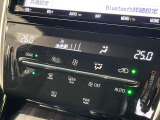 【左右独立型フルオートエアコン】運転席と助手席でそれぞれお好みの温度に設定可能。同乗者にも配慮した、快適な空調をお届け致します。