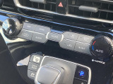 【オートエアコン】一度お好みの温度に設定すれば、車内の温度を検知し風量や温度を自動で調整。暑い&hellip;寒い&hellip;と何度もスイッチ操作をする必要はありません。快適な車内空間には必須の機能ですね♪