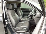 フロント広々、セパレートシートの運転席は、ハイトアジャスターが付いているので、快適にドライブができます。ハンドルはテレスコピック機能で、ハンドル位置を上・下・手前・奥に調節できます。