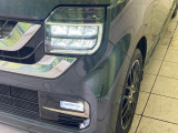 【LEDヘッドライト】悪天候や夜間走行時も良好な視界を確保し安心して運転できる高輝度LEDヘッドライトを装備!点灯速度が早く、消費電力も抑えられています。