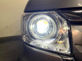 【LEDヘッドライト】悪天候や夜間走行時も良好な視界を確保し安心して運転できる高輝度LEDヘッドライトを装備!点灯速度が早く、消費電力も抑えられています。