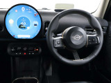 運転に必要な情報はヘッドアップディスプレイ、中央ディスプレイからタッチパネルで操作します。