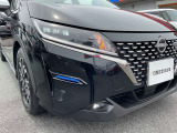 対向車がいてもハイビームを維持できるアダプティブLEDヘッドライト。車速に応じてハイビームの自動配光を維持して、常に視認性の高い状態が維持されます。