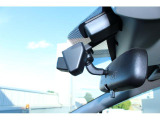小型で運転中も視界を妨げないドライブレコーダーのフロントカメラです。