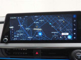 ディスプレイオーディオ(コネクティッドナビ対応)PLUS搭載。T-Connectご契約で2029年3月まで無償で利用できるナビ(期限到来後は有償)と、解約後も利用できる車載ナビが搭載されています。