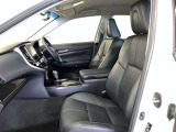高いホールド性で運転姿勢が安定します。長距離ドライブでも疲れにくいのが魅力です。快適なドライビングライフをお送りください♪