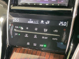 【左右独立型フルオートエアコン】運転席と助手席でそれぞれお好みの温度に設定可能。同乗者にも配慮した、快適な空調をお届け致します。