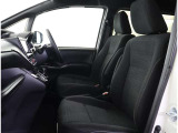 スタイリッシュなデザインのインパネ。各操作スイッチは使いやすい位置に配置されてます。