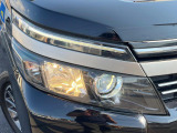 【LEDヘッドライト】悪天候や夜間走行時も良好な視界を確保し安心して運転できる高輝度LEDヘッドライトを装備!点灯速度が早く、消費電力も抑えられています。