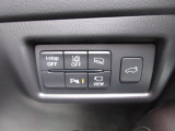 こちらのお車には先進安全装備が多数搭載されています。衝突被害を回避あるいは軽減するためのブレーキや、後方死角からの接近警報、車線逸脱を防止する警報装置など、詳しくはスタッフまでお尋ねください。