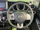 インテリアに合わせたデザインのステアリングは、運転される方のことも考え、運転しやすい形状、大きさです。是非一度、実際に触ってお確かめください。