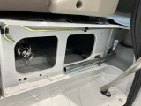後部座席の下に車載工具が収納されています!突然のパンク修理にお使いください!