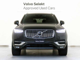 北欧らしさあふれる知的な美を形にしたラグジュアリーSUV、XC90。大胆でありながらもエレガントなスタイリングは、見る人の目に磨き上げられた強さを深く印象づけます。
