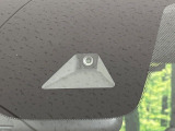 【三菱e-Assist】走行中に前方の車両等を認識し、衝突しそうな時は警報とブレーキで衝突回避と被害軽減をアシスト。より安全にドライブをお楽しみいただけます。