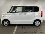 狭い駐車場でも、スライドドアならチャイルドシートへのお子さまの乗降や荷物の積載もスムーズ。とても便利な【助手席側。電動スライドドア】ドアハンドを少し引くだけでリアドアが自動開閉します。