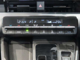左右独立温度コントロールフルオートエアコンです。運転席、助手席それぞれで独立して温度設定ができます。冷え性の方が乗っても安心ですね♪