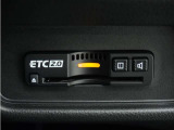 ◆ETC2.0装着◆進化したドライブ体験。料金収受システムだけだったETCが生まれ変わって、高速道路を賢く使うETC2.0に進化しました。多彩な情報サービスが便利で快適なドライブ体験を提供します。