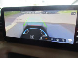 自車を真上から見下ろすように映し出すので周囲の状況が分かるアラウンドビューモニター搭載。フロントカメラとしても使用できます。車庫入れなど苦手な人の頼りになる助っ人です。