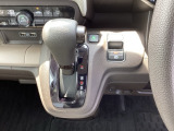 【eコンスイッチ】低燃費運転をサポートするECONモード。スイッチをONすると、エンジンやトランスミッション、A/Cなどを協調制御し、燃費の向上に貢献。エコドライブの効果を高めます。