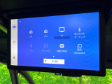 【14型有機ELフリップダウン】三列目からでも迫力のエンタメが観れる大画面フリップダウン。有機ELのモニターでは、一般的なフリップダウンよりも高コントラストでキレイな映像を楽しめます。