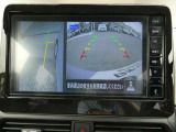 ギアを『R』に入れた後、カメラボタンを押すと、運転席から見えない左側面をナビ画面にうつしてくれるので、幅寄せや縦列駐車がし易くなります。
