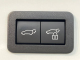 【パワーバックドア】スマートキーや運転席のボタンを押すだけでリアゲートが自動で開閉します!荷物を持っている時や、高い位置にあるバックドアを閉める際に便利な機能です♪