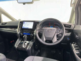 運転席まわりです。 各操作スイッチは使いやすい位置に配置されてます。