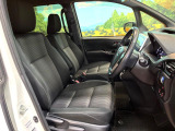 運転席まわりには十分なスペースがあり、大柄な方でもゆったり運転していただける環境です。