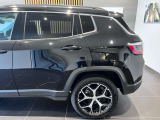 ホイールアーチが台形なのはJeepのみのデザインになり、ここを見てもJeepとすぐ分かります。
