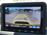 ★3画面バックカメラ装備★「R」の位置にすると、自動的に後方の様子をカラー画像(車幅/距離/予想進路線表示機能付)で表示。バックの際の安心感を高めます★