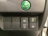 VSA装備車です。VSAはドライバーの操作と車の動きを見守っています。もし車の挙動が乱れたとき、4輪別々にブレーキをかけたり、エンジンパワーをしぼることによって車を安定させます。