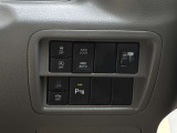 運転席足元の各種スイッチ。パートタイム4WDの切り替えスイッチもこちらにあります