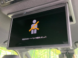 【14型有機ELフリップダウン】三列目からでも迫力のエンタメが観れる大画面フリップダウン。有機ELのモニターでは、一般的なフリップダウンよりも高コントラストでキレイな映像を楽しめます。
