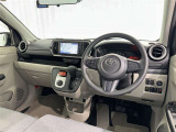 運転席まわりです。 各操作スイッチは使いやすい位置に配置されてます。
