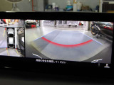 360度ビューカメラを搭載。4方の小型カメラの映像を処理し、車両真上からの映像に変換しています。
