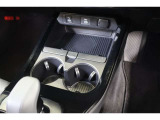 通信/給電用と、給電用のUSBポート(Type-C)を装備。車内にあると便利なアイテムのひとつですね!充電中のスマホ置き場に便利なトレイも備えています。トレイは開けると収納ボックスになっています。