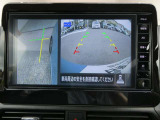 ギアを『R』に入れた後、カメラボタンを押すと、運転席から見えない左側面をナビ画面にうつしてくれるので、幅寄せや縦列駐車がし易くなります。
